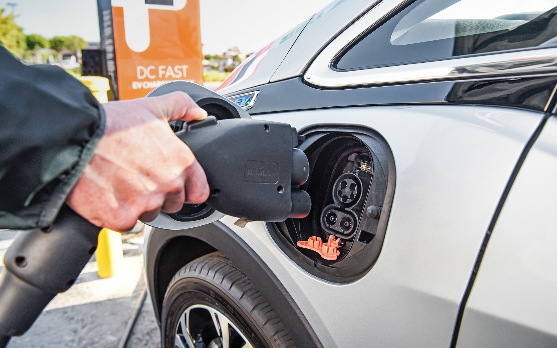 281023_2017_Chevrolet_Bolt_EV.jpg