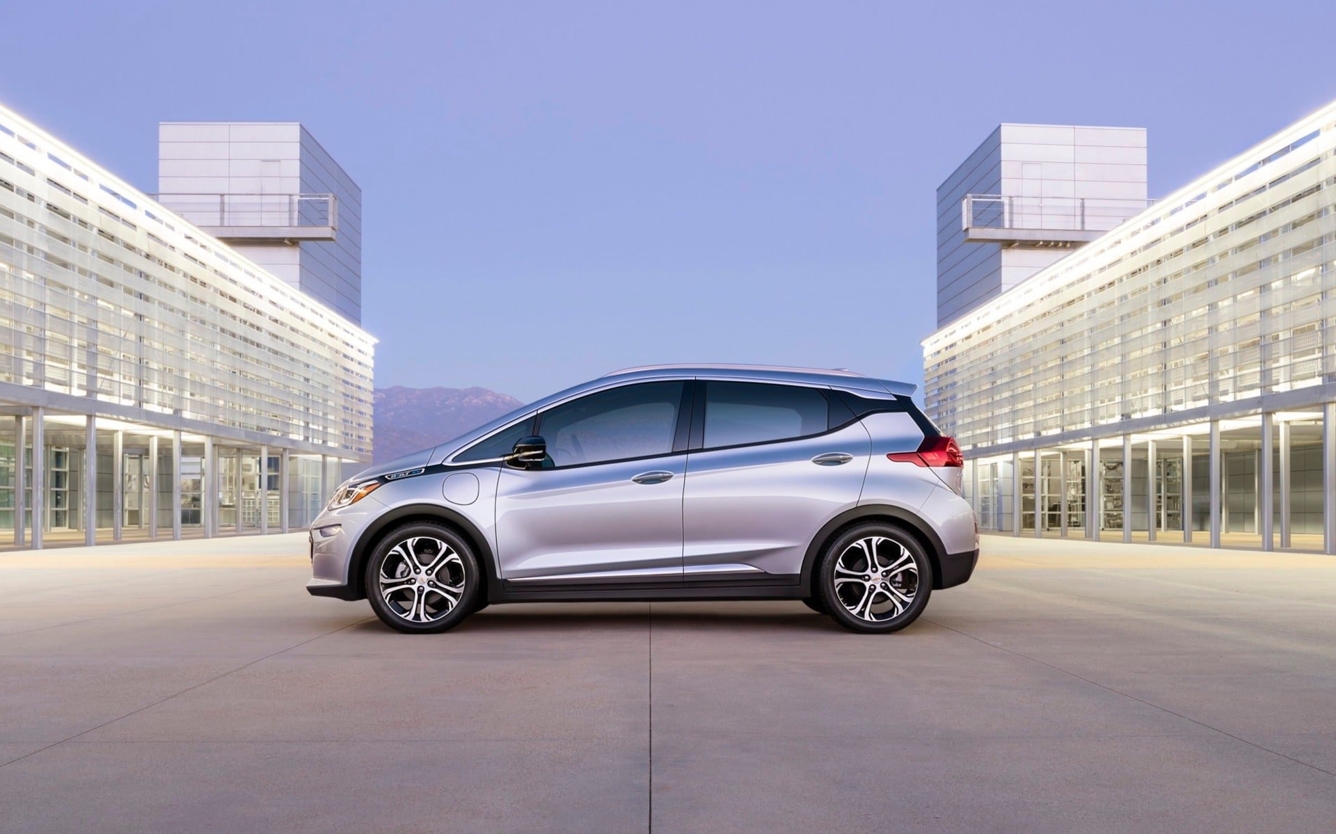 281024_2017_Chevrolet_Bolt_EV.jpg